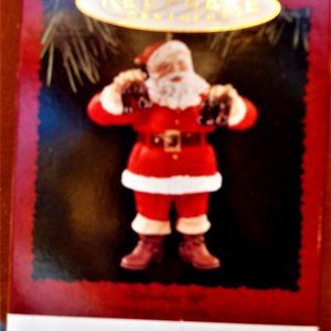 HALLMARK COCA -COLA SANTA REFRESHING GIFT 1995 ORNAMENT